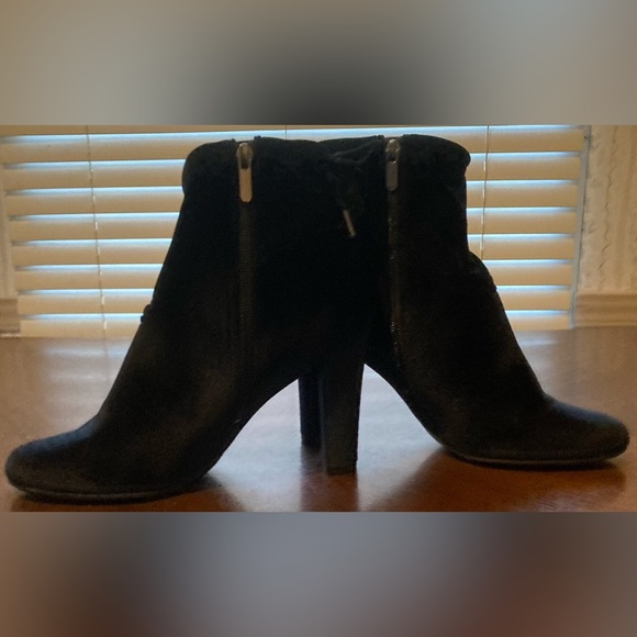 Ladies Size 8.5 Libby Edelman “Justine” Black 3 1/2” Bootie With Soft Satin Feel - Picture 4 of 17